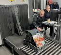 У улетающего в Москву дальневосточника отполовинили икру из багажа