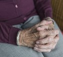 В Поронайске мужчина украл телефон у 61-летней женщины
