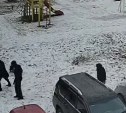 Нетрезвые сахалинцы прокатились на "Лексусе" по детской площадке и напали на очевидца — видео