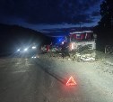 Погиб человек: на охотской трассе в большегруз, который вытащили из кювета, врезалась иномарка