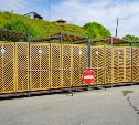 После выходных отдыхающие в Корсакове оставили в душевых кабинах неприятный сюрприз