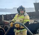 В Корсакове загорелось топливо на судне, огонь разошелся на 30 "квадратов"