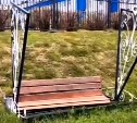В Томари посыпались все качели в центре города
