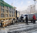 "Человек лежит на дороге": в Пятиречье столкнулись два грузовика, водитель пострадал