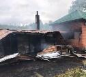 Огнем охватило постройку в Долинском районе на площади 20 "квадратов"