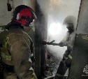 Мусор разгорелся на площади 30 "квадратов" в многоквартирном доме в Холмске