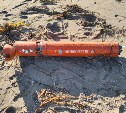 На берегу в Холмском районе обнаружили неизвестный предмет