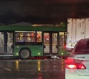 В Южно-Сахалинске столкнулись грузовик и зеленый автобус
