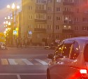 На перекрестке в Южно-Сахалинске столкнулись мотоцикл и Honda Fit
