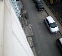 Опасность нависла над жильцами дома в Холмске: со стен кусками валится штукатурка