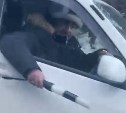 Мужчина подрезал авто с сахалинками и сломал нос одной из них