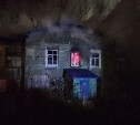 В Александровске-Сахалинском огонь охватил нежилой дом на площади 300 "квадратов"