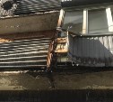 В Долинске разгорелся пожар на балконе второго этажа