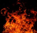 Пожар в Корсакове: загорелся мусорный контейнер