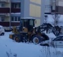 Водитель погрузчика навалил кучу снега, засыпав саженцы и парковку во дворе Холмска