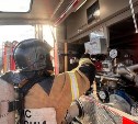 Пожар из-за мусора начался в расселенном доме в Холмске