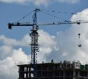 Мужчина сорвался с высоты третьего этажа на стройке в Южно-Сахалинске