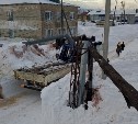 Кран-манипулятор снес часть теплотрассы в Долинском районе: без отопления 204 человека, из них 30 детей