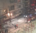В многоквартирном доме в Охе полыхает квартира на втором этаже