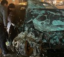 Жёстко размотало: седан и автобус столкнулись на перекрёстке в Южно-Сахалинске