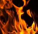 Диван и строительный мусор тушили пожарные в нежилом доме в Катангли