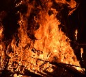 Жилой вагончик загорелся в Макаровском районе