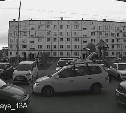 ДТП с ребёнком на самокате в Южно-Сахалинске попало на камеру видеонаблюдения