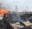 Пожар уничтожил дом на две семьи, хозпостройки и два автомобиля: собрать людям вещи помогают односельчане
