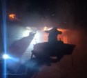 Проезжающие мимо сахалинцы разбудили жителей дома, у которого полыхала крыша