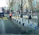 В Южно-Сахалинске покрасили засыпанные снегом бордюры
