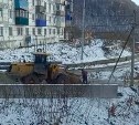Рабочие дорожных служб в Холмске соревнуются в оригинальности при посыпке дорог